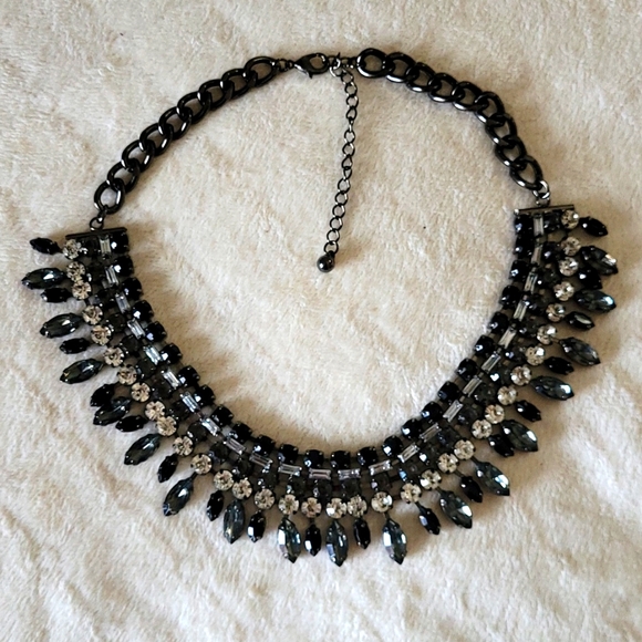 Black and silver beautiful statement necklace - Picture 4 of 5
